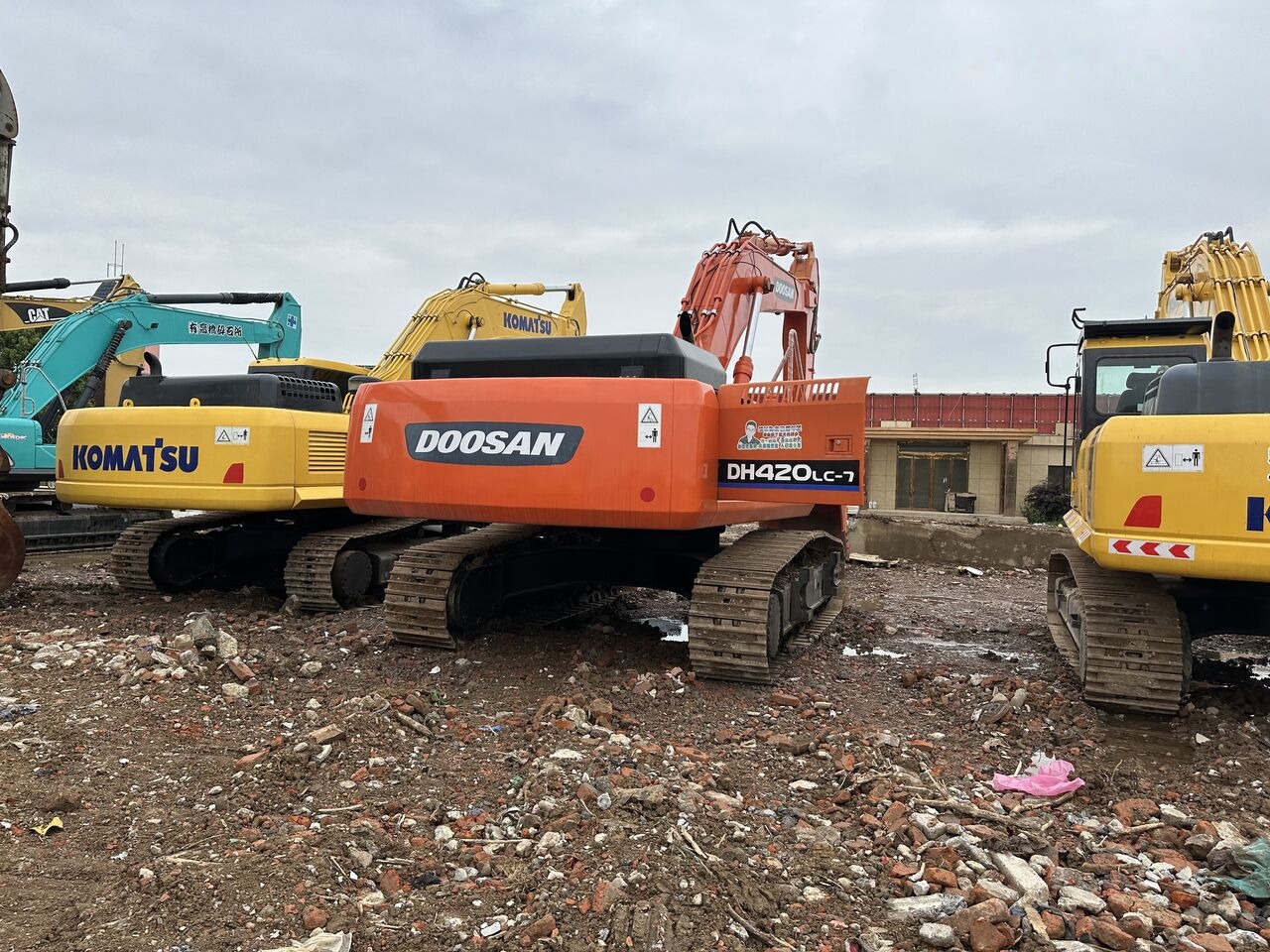Doosan DH420 - Lánctalpas kotró: 2 kép. Doosan DH420 - Lánctalpas kotró: 2 kép.