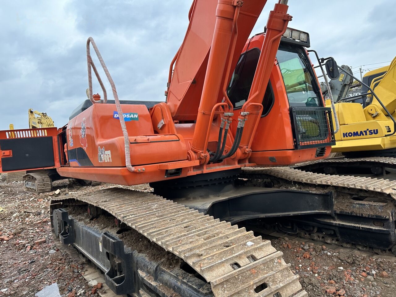 Doosan DH420 - Lánctalpas kotró: 3 kép. Doosan DH420 - Lánctalpas kotró: 3 kép.