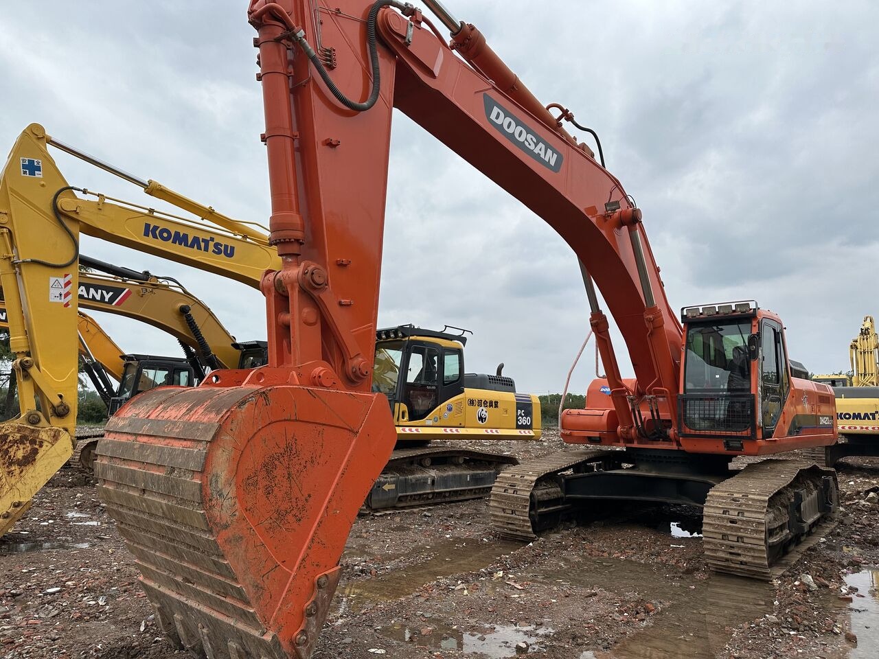Doosan DH420 - Lánctalpas kotró: 5 kép. Doosan DH420 - Lánctalpas kotró: 5 kép.