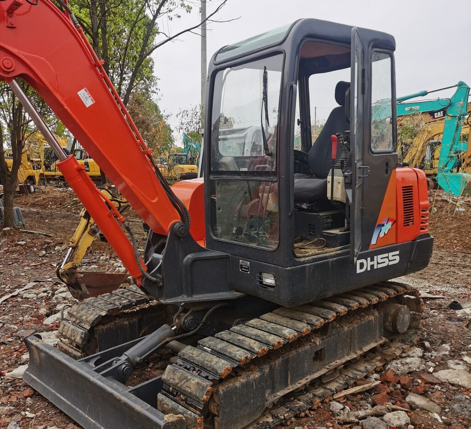 Doosan DH55 - Lánctalpas kotró: 4 kép. Doosan DH55 - Lánctalpas kotró: 4 kép.