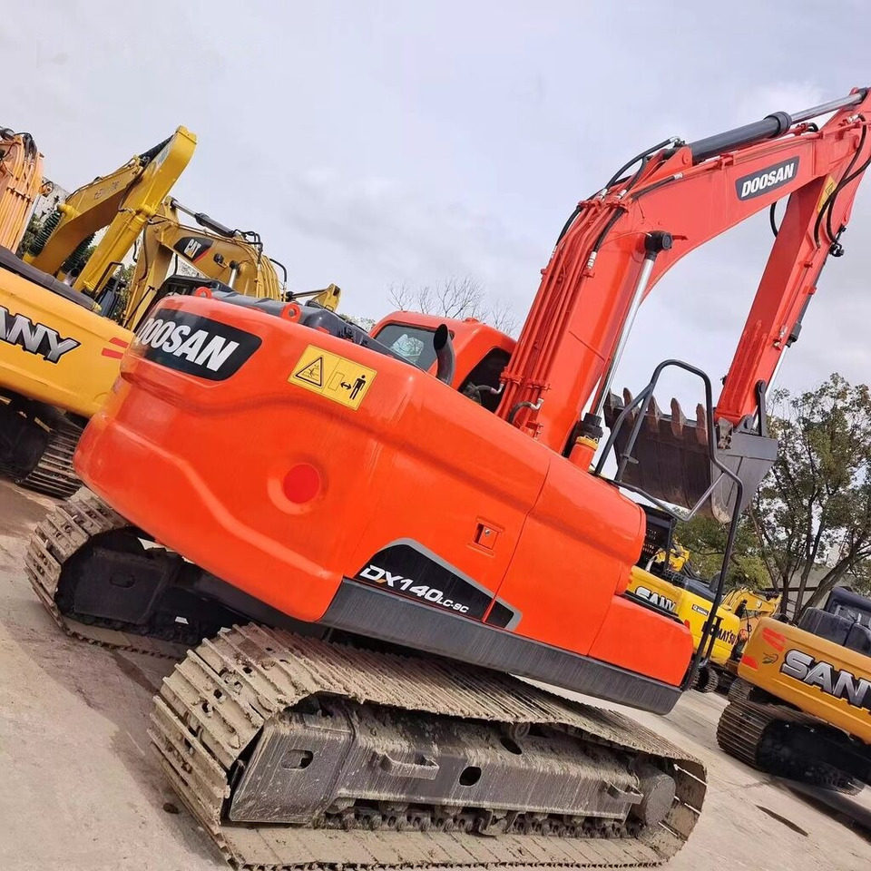 Doosan DX140 - Lánctalpas kotró: 2 kép. Doosan DX140 - Lánctalpas kotró: 2 kép.