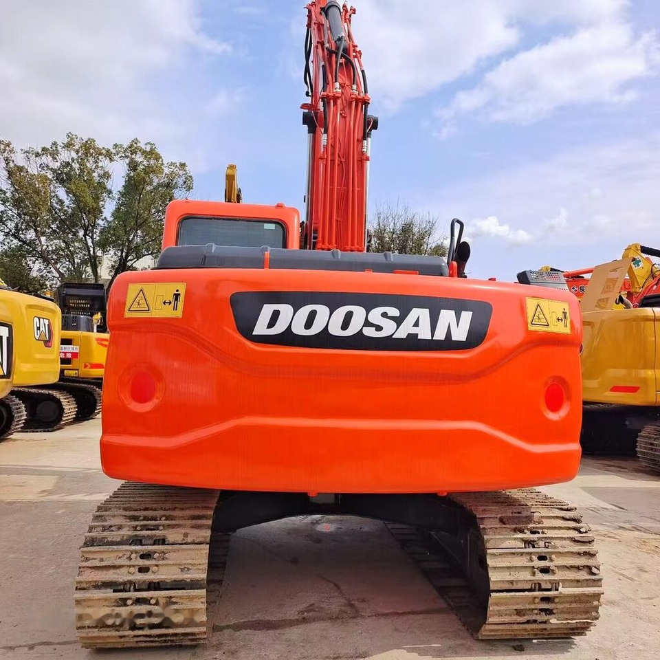Doosan DX140 - Lánctalpas kotró: 1 kép. Doosan DX140 - Lánctalpas kotró: 1 kép.