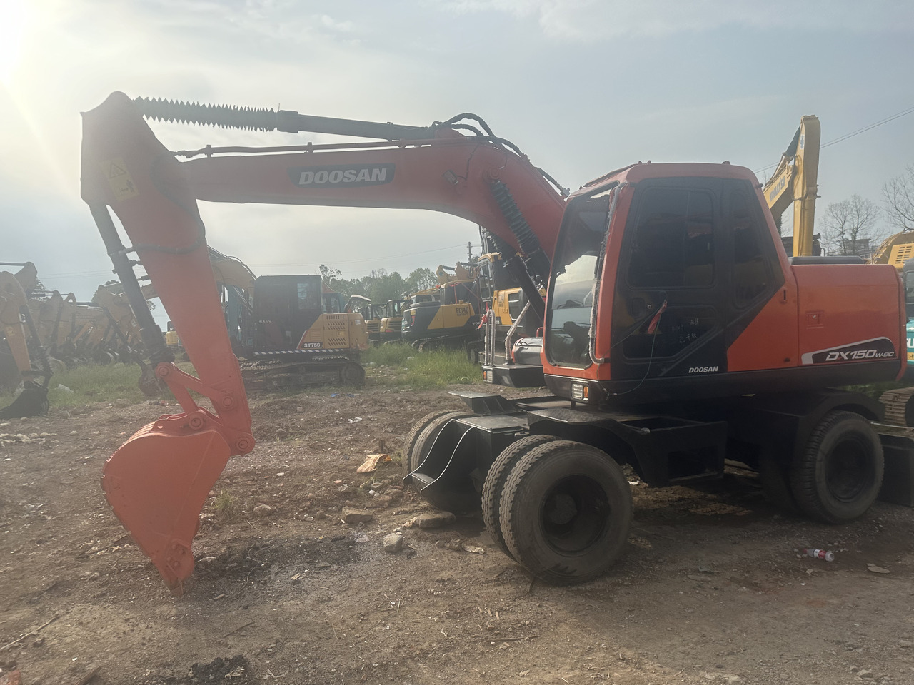 Doosan DX150W-9C - Gumikerekes kotró: 1 kép. Doosan DX150W-9C - Gumikerekes kotró: 1 kép.