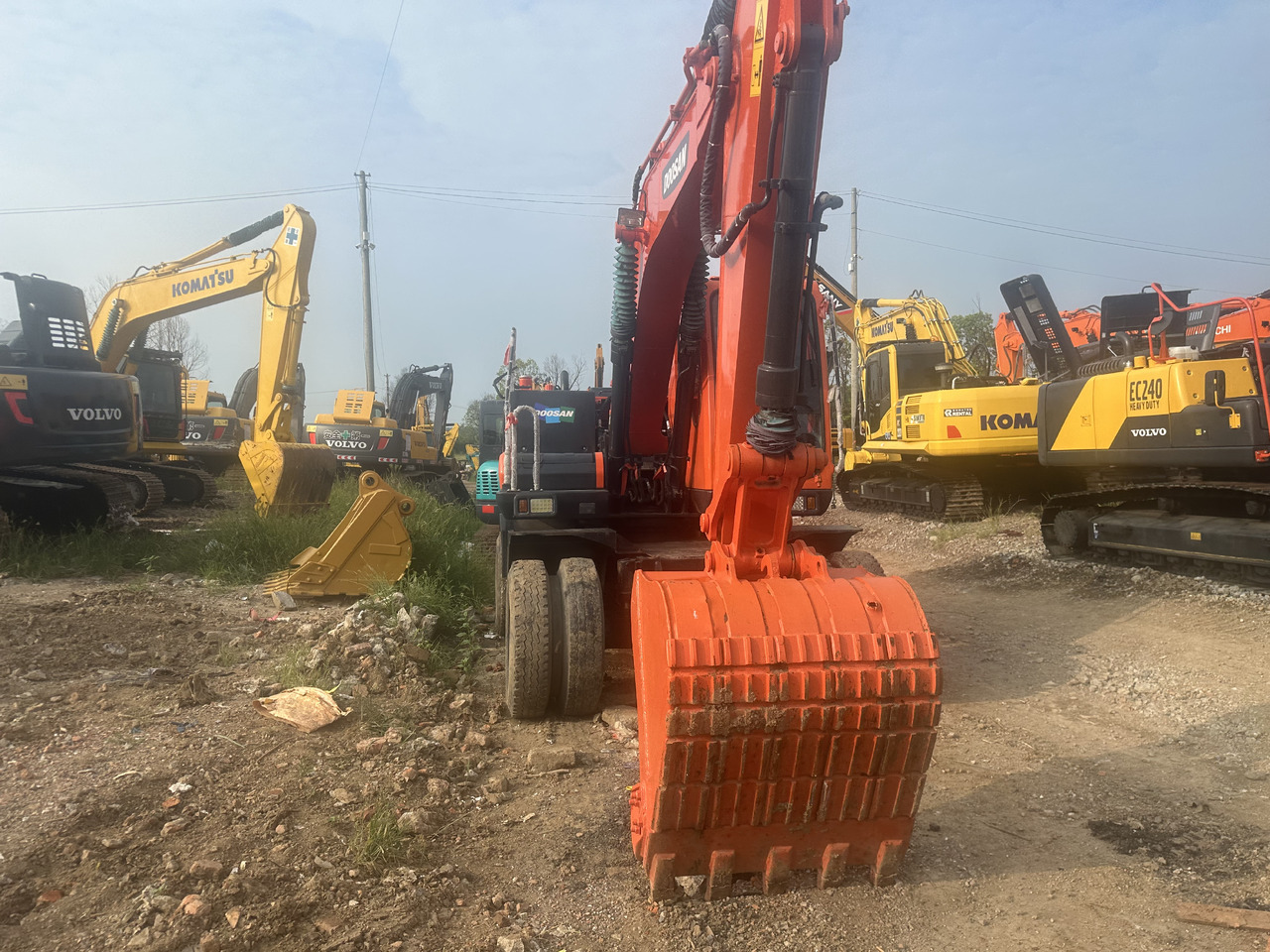 Doosan DX150W-9C - Gumikerekes kotró: 3 kép. Doosan DX150W-9C - Gumikerekes kotró: 3 kép.