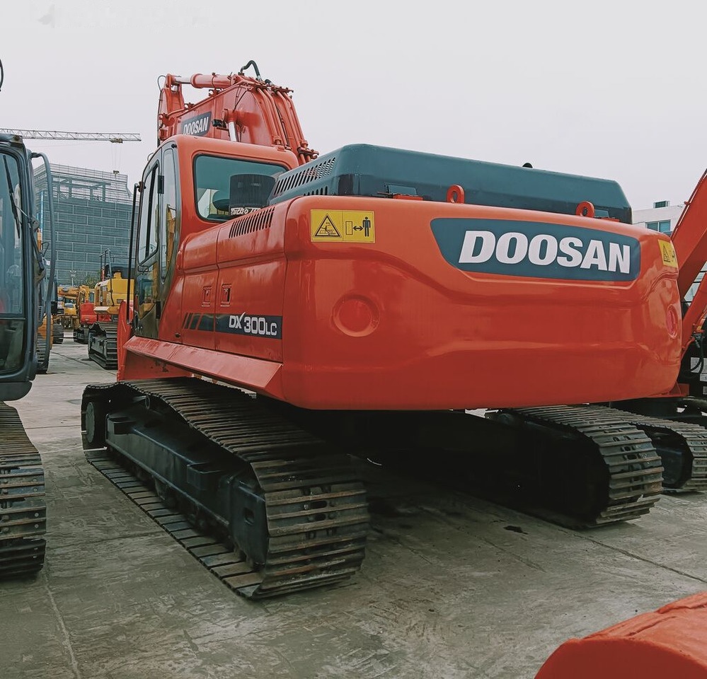 Doosan DX300 - Lánctalpas kotró: 2 kép. Doosan DX300 - Lánctalpas kotró: 2 kép.