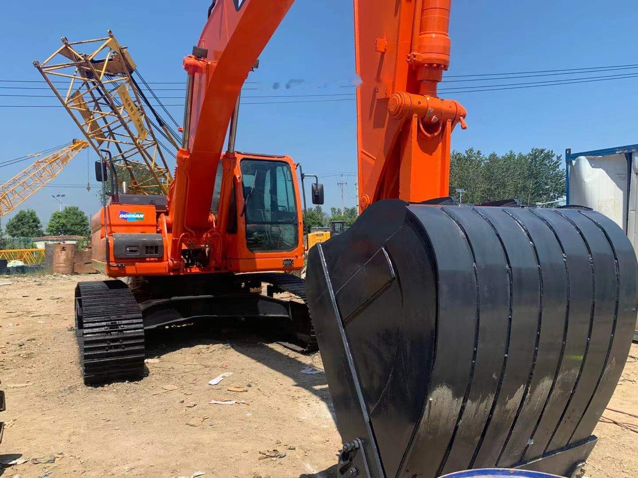 Doosan DX300 - Lánctalpas kotró: 3 kép. Doosan DX300 - Lánctalpas kotró: 3 kép.