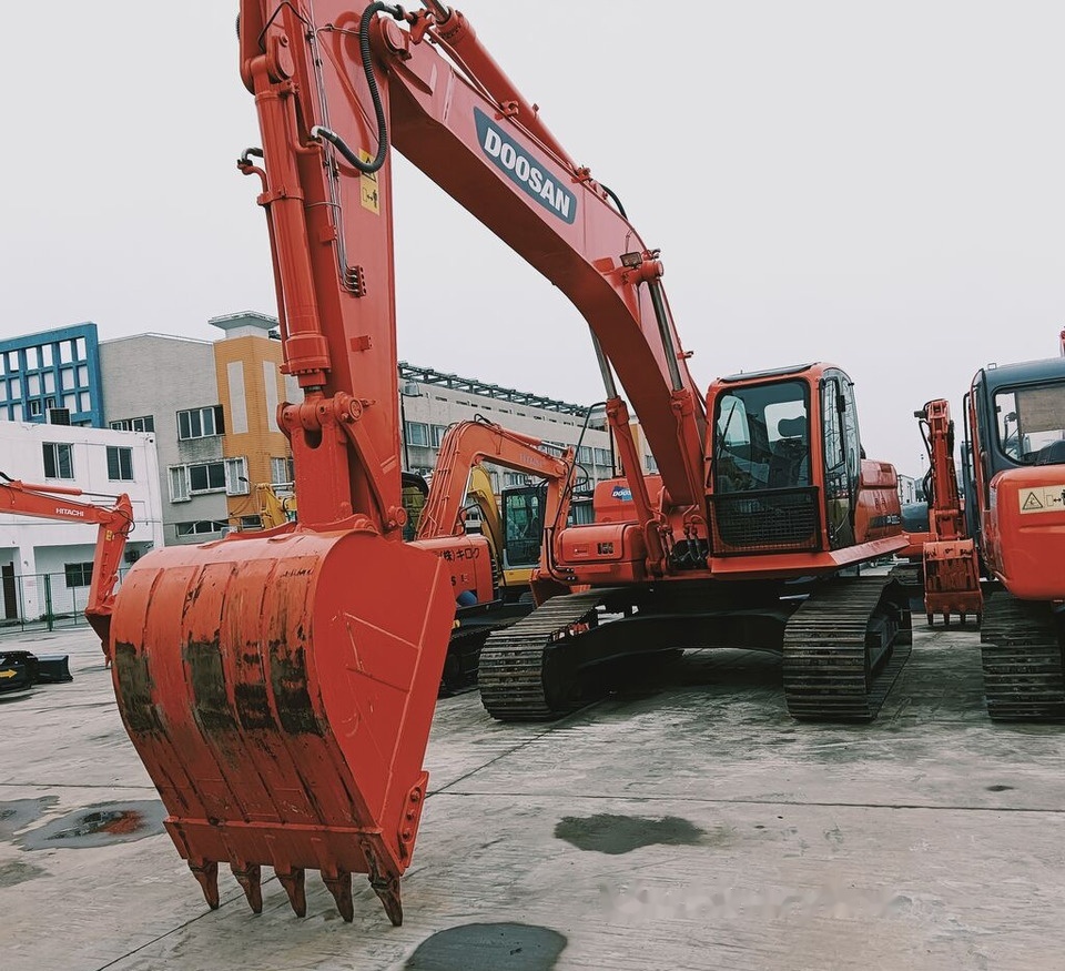 Doosan DX300 - Lánctalpas kotró: 3 kép. Doosan DX300 - Lánctalpas kotró: 3 kép.