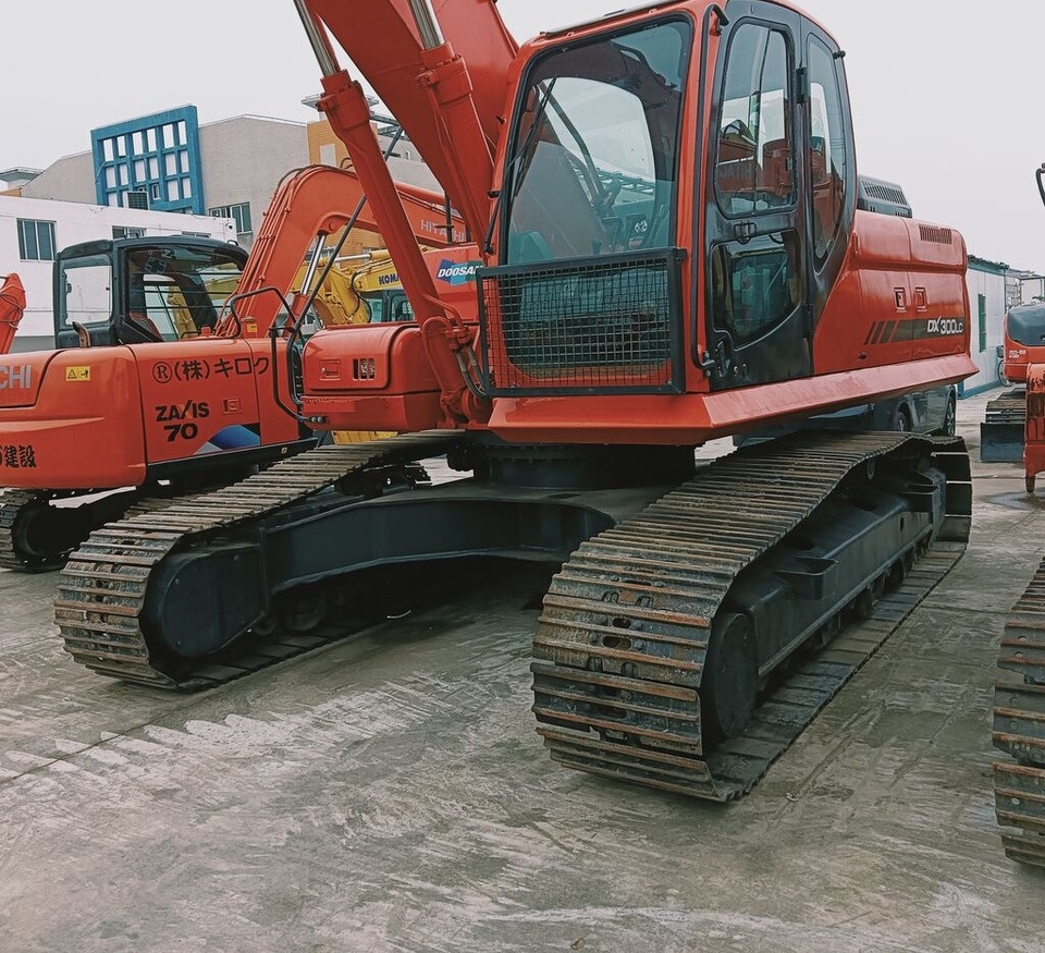 Doosan DX300 - Lánctalpas kotró: 1 kép. Doosan DX300 - Lánctalpas kotró: 1 kép.
