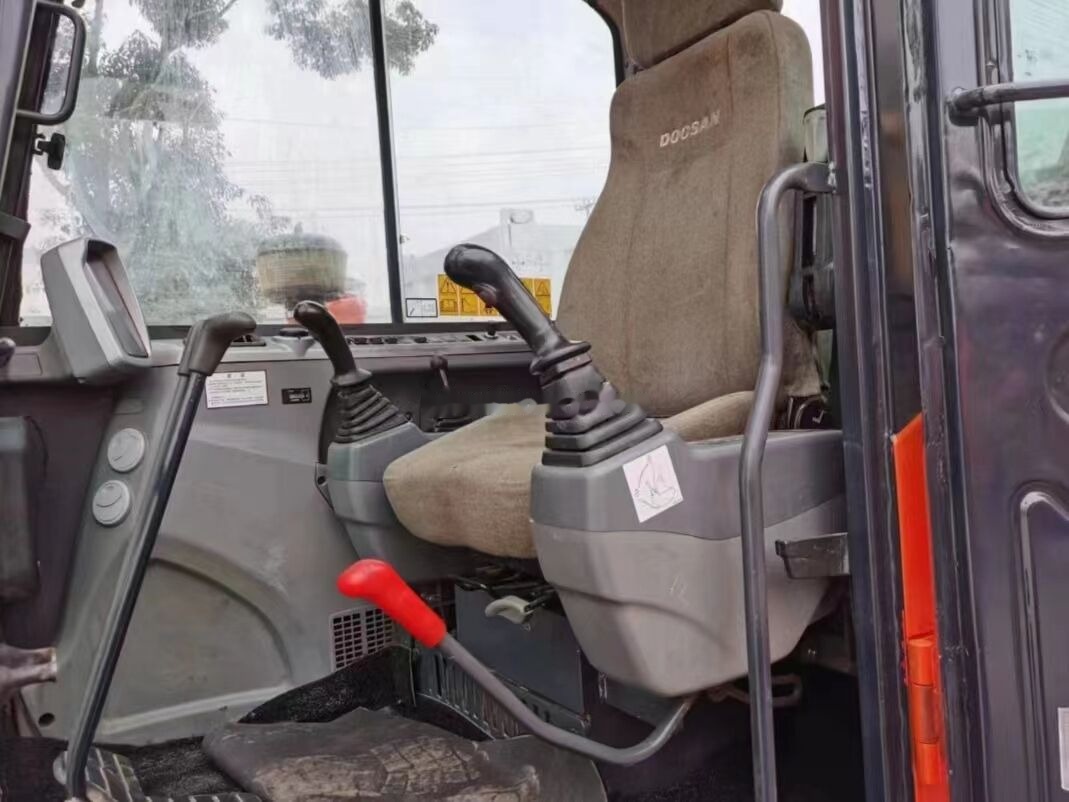 Doosan DX55 - Lánctalpas kotró: 3 kép. Doosan DX55 - Lánctalpas kotró: 3 kép.