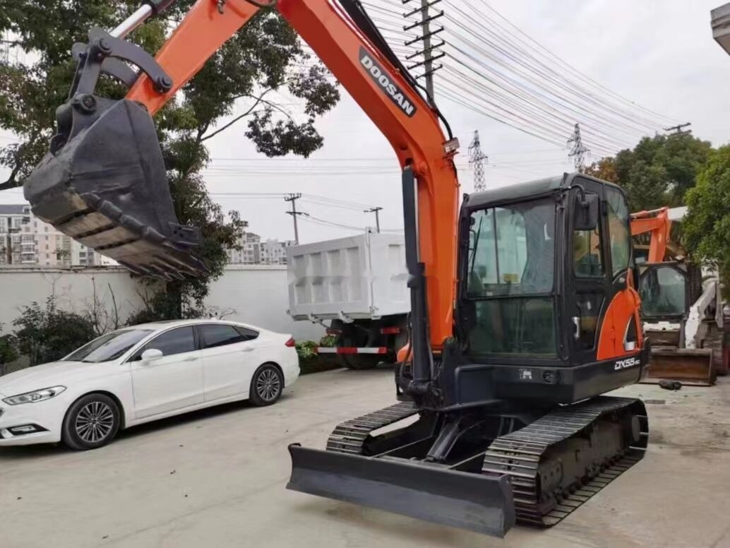 Doosan DX55 - Lánctalpas kotró: 1 kép. Doosan DX55 - Lánctalpas kotró: 1 kép.