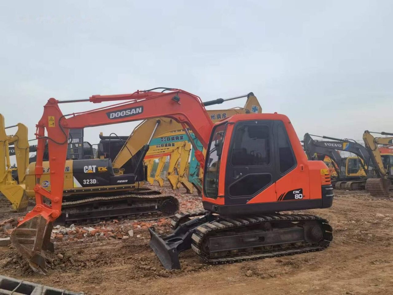 Doosan DX80 - Lánctalpas kotró: 1 kép. Doosan DX80 - Lánctalpas kotró: 1 kép.