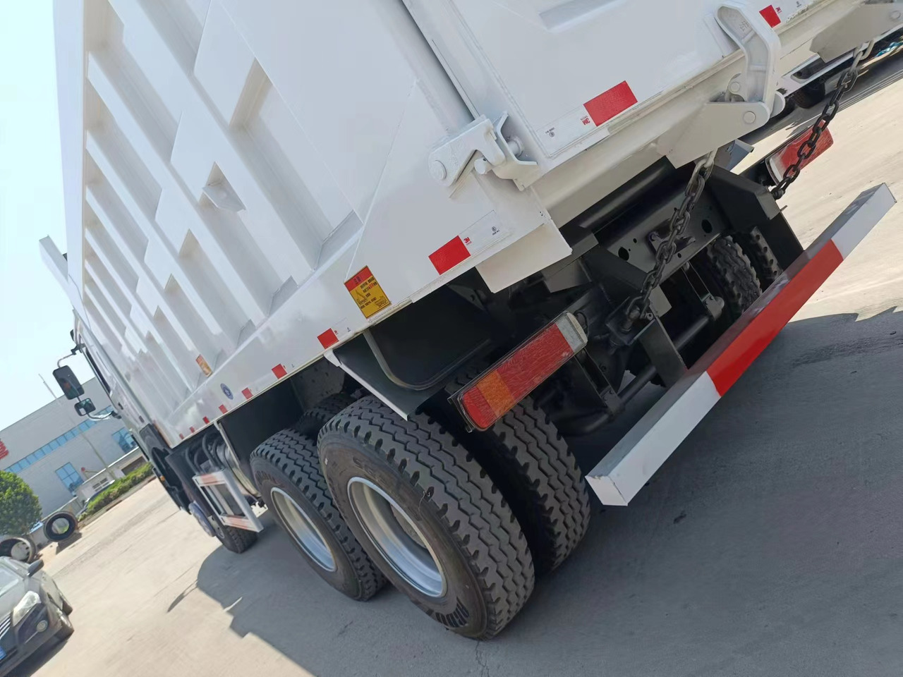 Billenőplatós teherautó HOWO 371 6X4: 6 kép. Billenőplatós teherautó HOWO 371 6X4: 6 kép.