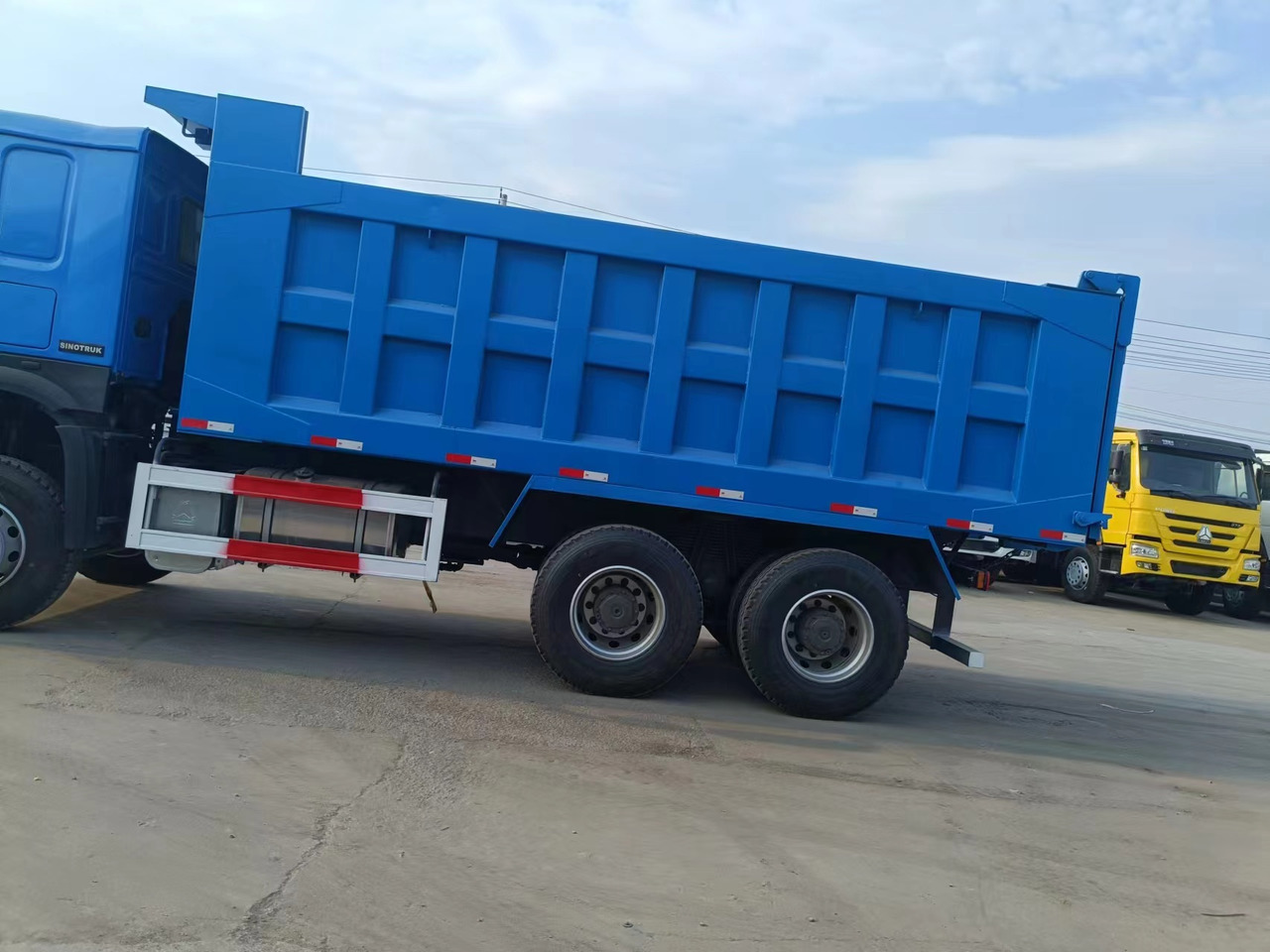 HOWO 371 6X4 - Billenőplatós teherautó: 2 kép. HOWO 371 6X4 - Billenőplatós teherautó: 2 kép.