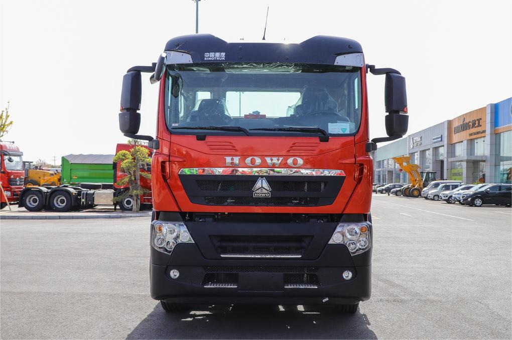 HOWO TX440 - Billenőplatós teherautó: 2 kép. HOWO TX440 - Billenőplatós teherautó: 2 kép.