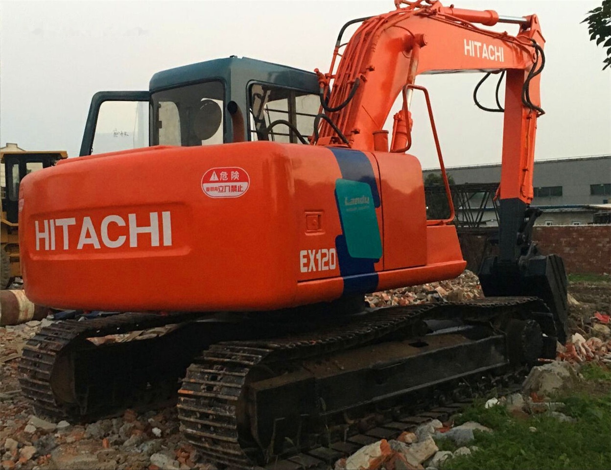 Hitachi EX120-3 - Lánctalpas kotró: 4 kép. Hitachi EX120-3 - Lánctalpas kotró: 4 kép.