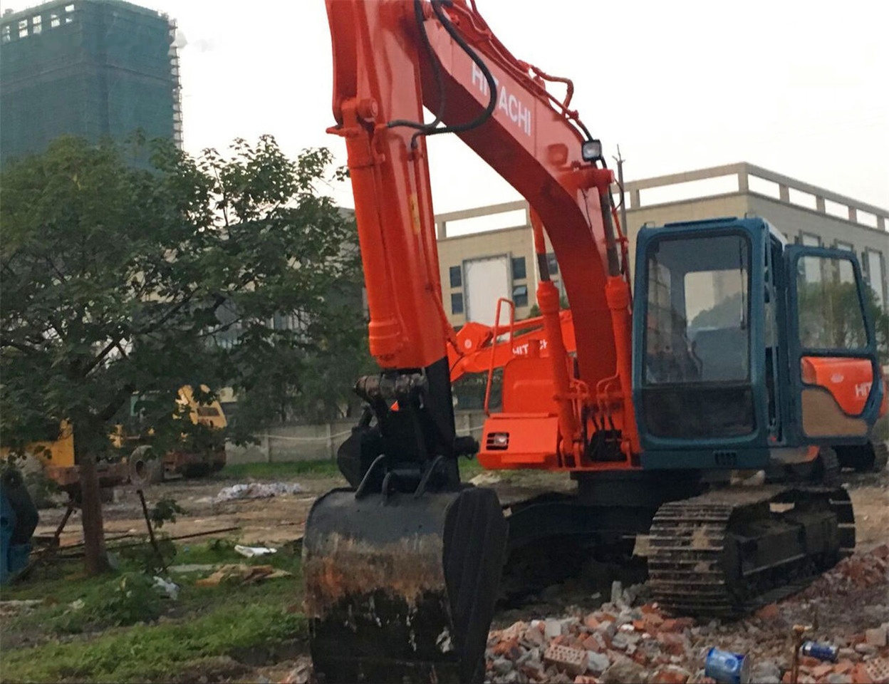 Hitachi EX120-3 - Lánctalpas kotró: 5 kép. Hitachi EX120-3 - Lánctalpas kotró: 5 kép.