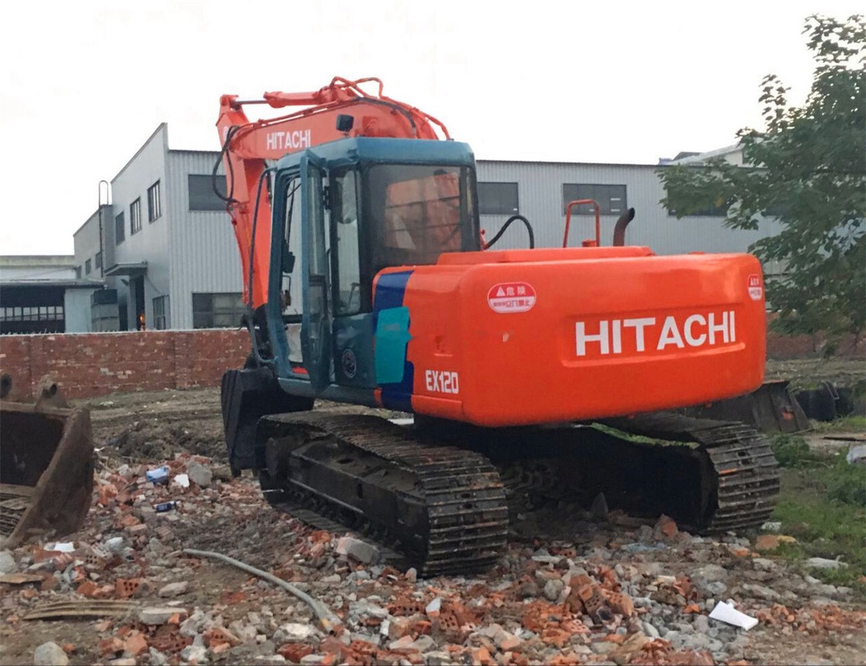 Hitachi EX120-3 - Lánctalpas kotró: 3 kép. Hitachi EX120-3 - Lánctalpas kotró: 3 kép.