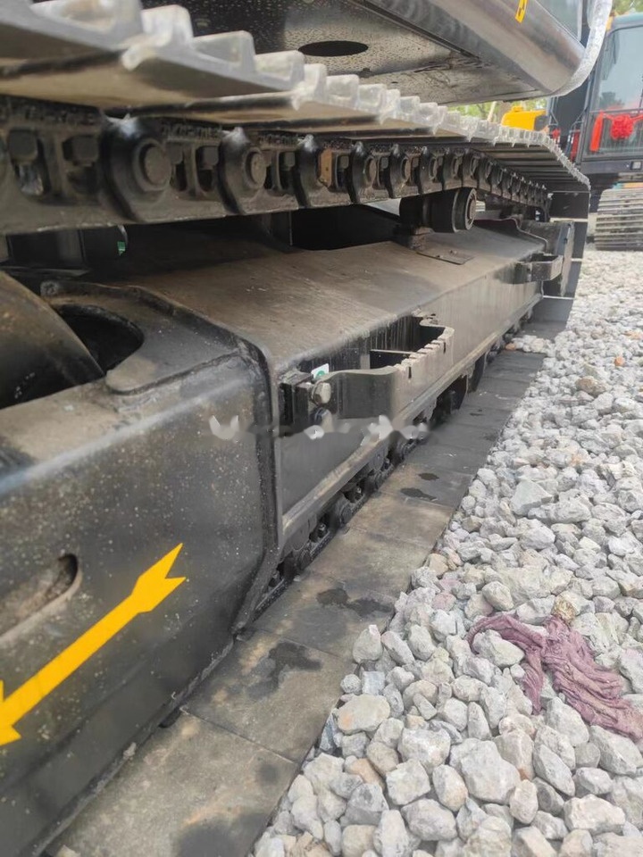 Hitachi ZX120 - Lánctalpas kotró: 4 kép. Hitachi ZX120 - Lánctalpas kotró: 4 kép.