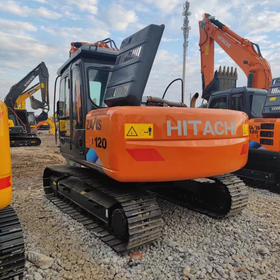 Hitachi ZX120 - Lánctalpas kotró: 5 kép. Hitachi ZX120 - Lánctalpas kotró: 5 kép.