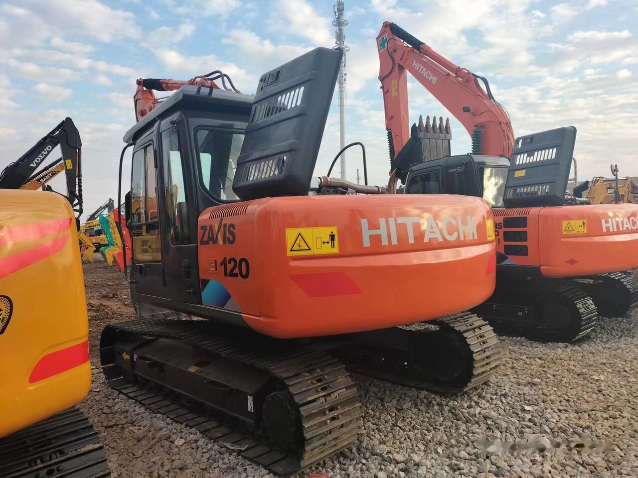 Hitachi ZX120 - Lánctalpas kotró: 2 kép. Hitachi ZX120 - Lánctalpas kotró: 2 kép.