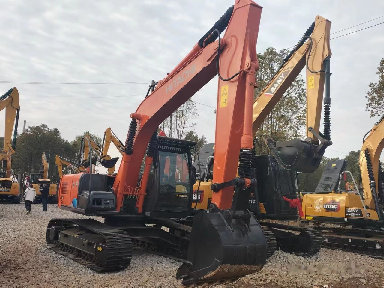 Hitachi ZX120 - Lánctalpas kotró: 4 kép. Hitachi ZX120 - Lánctalpas kotró: 4 kép.