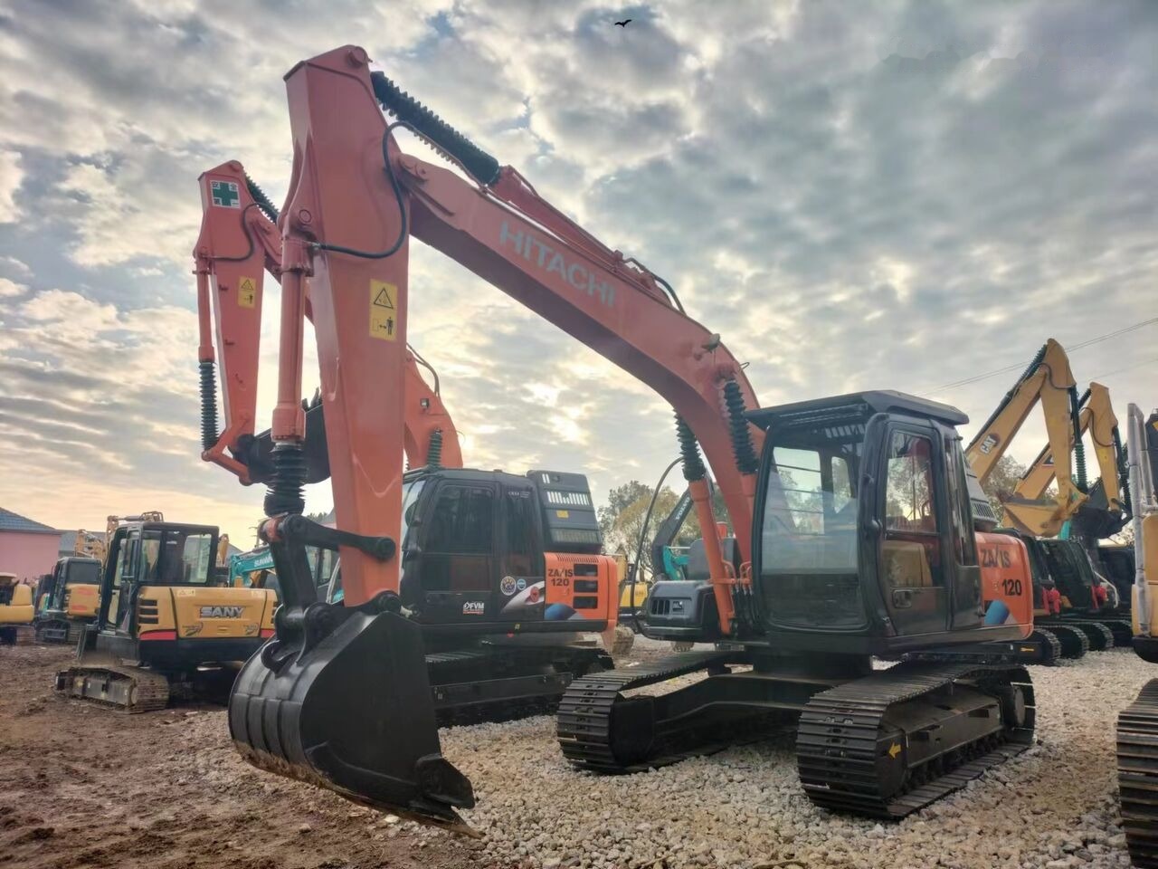 Hitachi ZX120 - Lánctalpas kotró: 1 kép. Hitachi ZX120 - Lánctalpas kotró: 1 kép.
