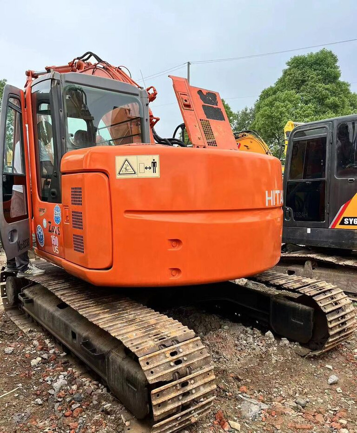 Hitachi ZX135 - Lánctalpas kotró: 4 kép. Hitachi ZX135 - Lánctalpas kotró: 4 kép.