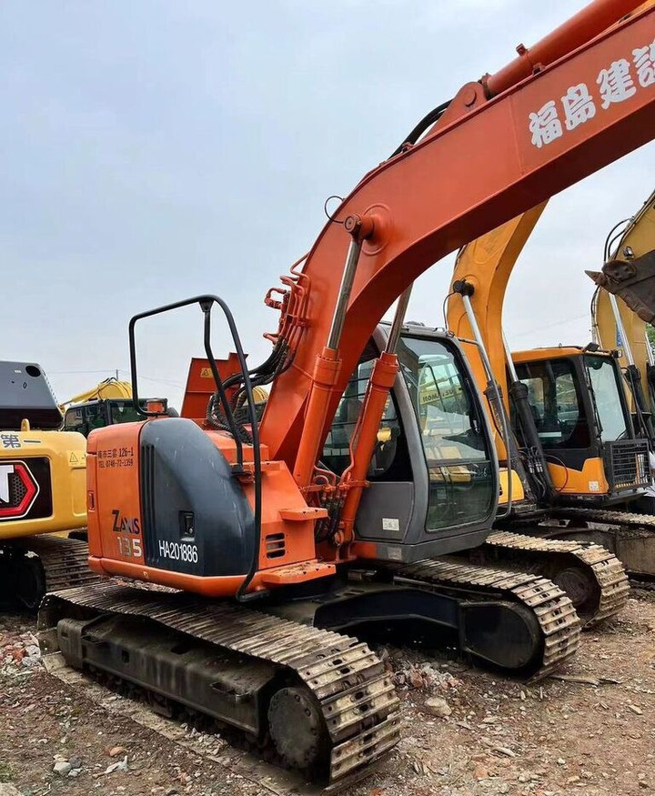 Hitachi ZX135 - Lánctalpas kotró: 5 kép. Hitachi ZX135 - Lánctalpas kotró: 5 kép.