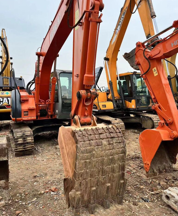 Hitachi ZX135 - Lánctalpas kotró: 1 kép. Hitachi ZX135 - Lánctalpas kotró: 1 kép.