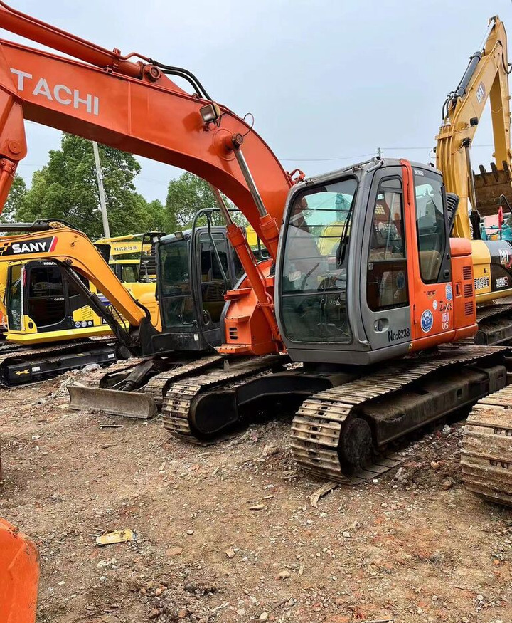 Hitachi ZX135 - Lánctalpas kotró: 2 kép. Hitachi ZX135 - Lánctalpas kotró: 2 kép.
