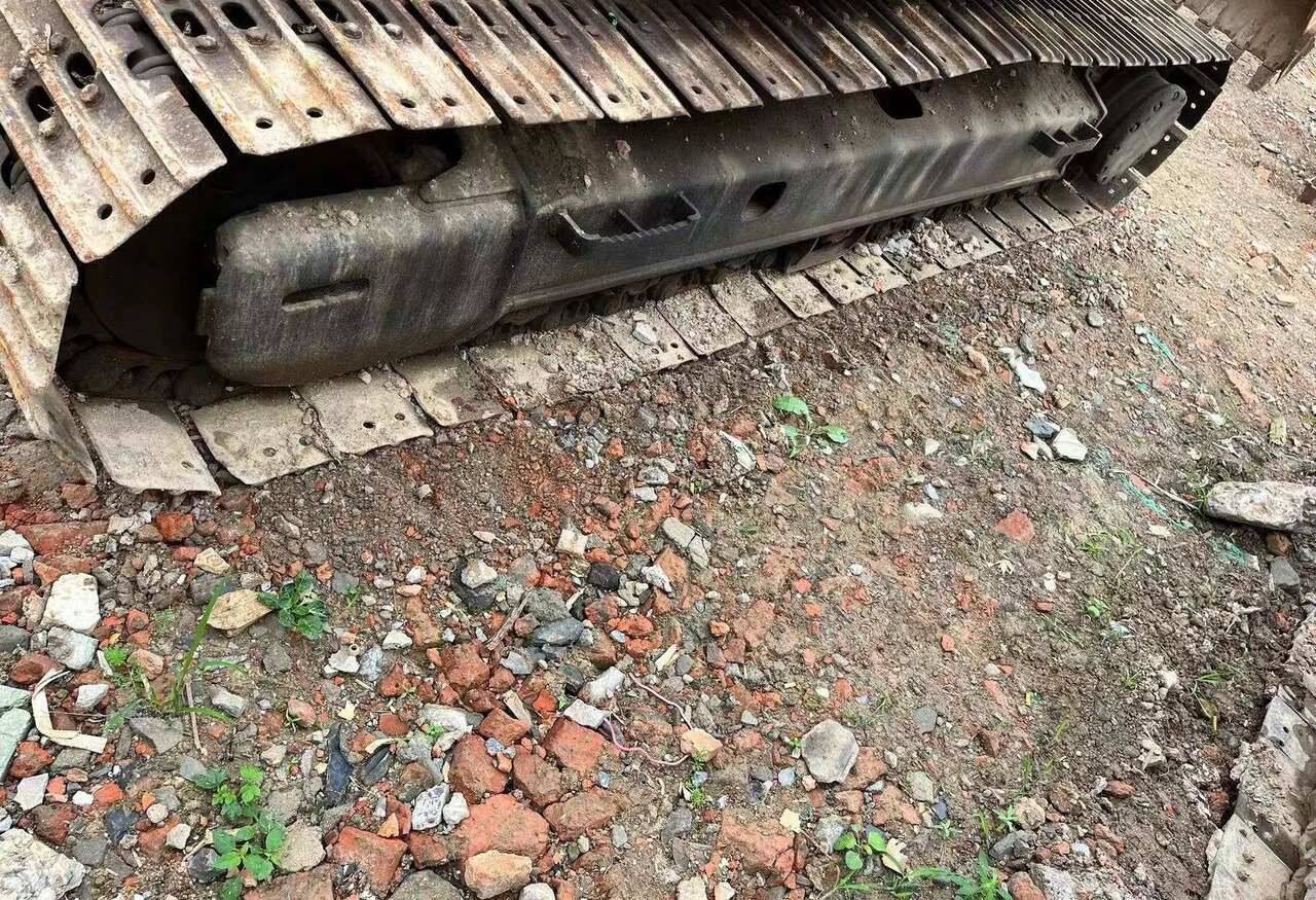 Hitachi ZX135 - Lánctalpas kotró: 3 kép. Hitachi ZX135 - Lánctalpas kotró: 3 kép.