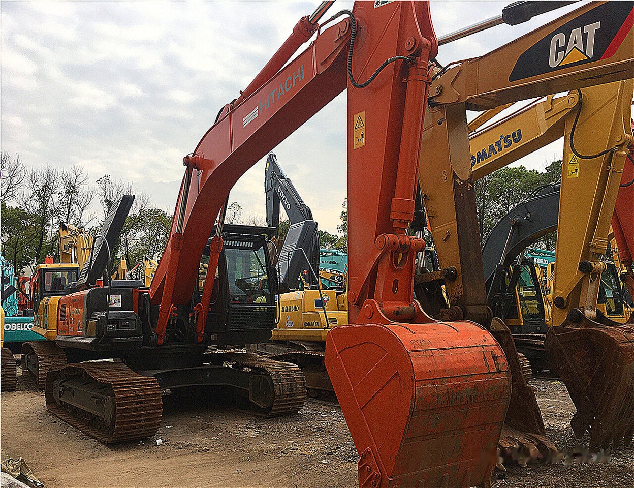 Hitachi ZX240-3G - Lánctalpas kotró: 5 kép. Hitachi ZX240-3G - Lánctalpas kotró: 5 kép.