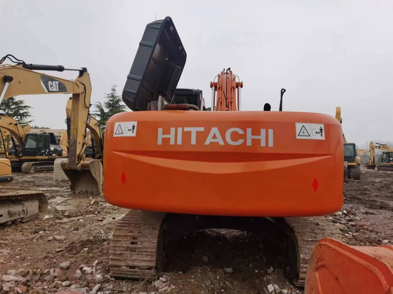Hitachi ZX250 - Lánctalpas kotró: 3 kép. Hitachi ZX250 - Lánctalpas kotró: 3 kép.
