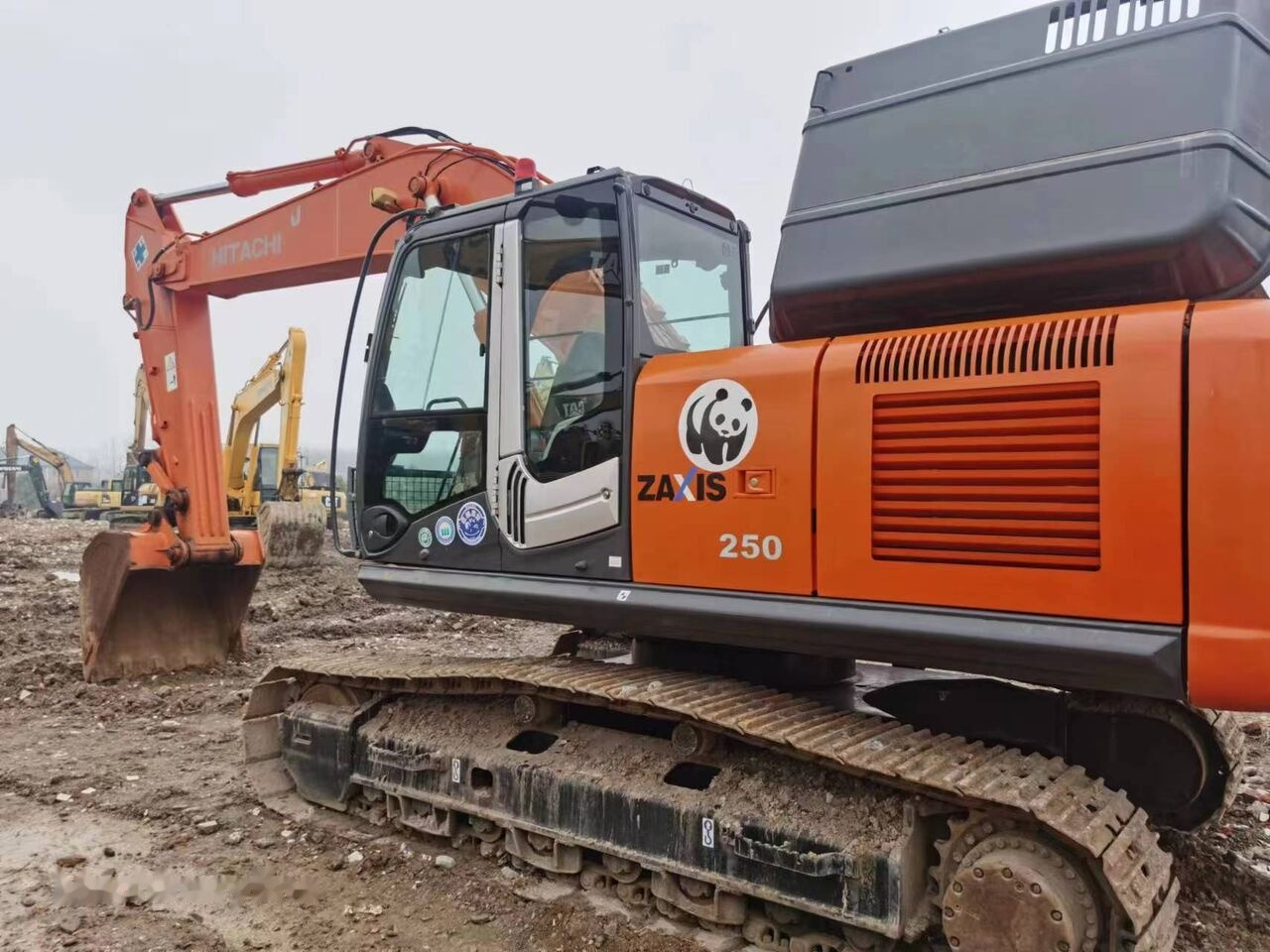 Hitachi ZX250 - Lánctalpas kotró: 4 kép. Hitachi ZX250 - Lánctalpas kotró: 4 kép.