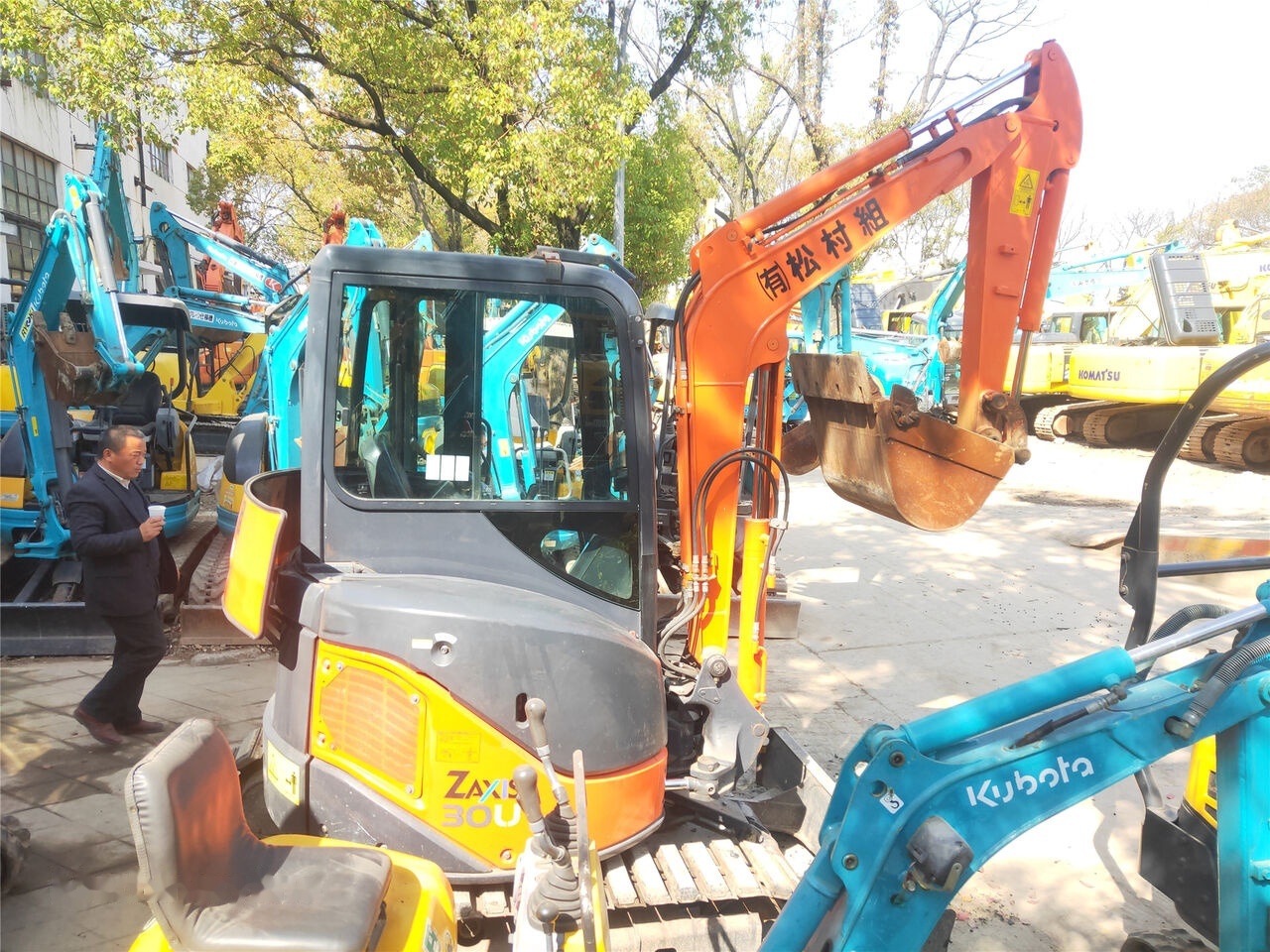 Hitachi ZX30 - Minikotró: 2 kép. Hitachi ZX30 - Minikotró: 2 kép.