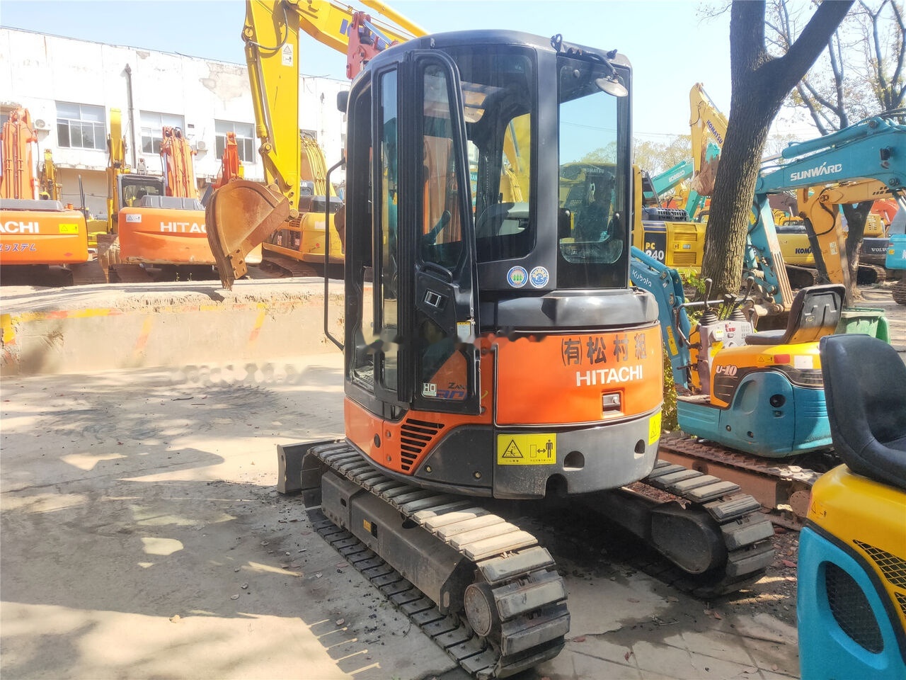 Hitachi ZX30 - Minikotró: 3 kép. Hitachi ZX30 - Minikotró: 3 kép.
