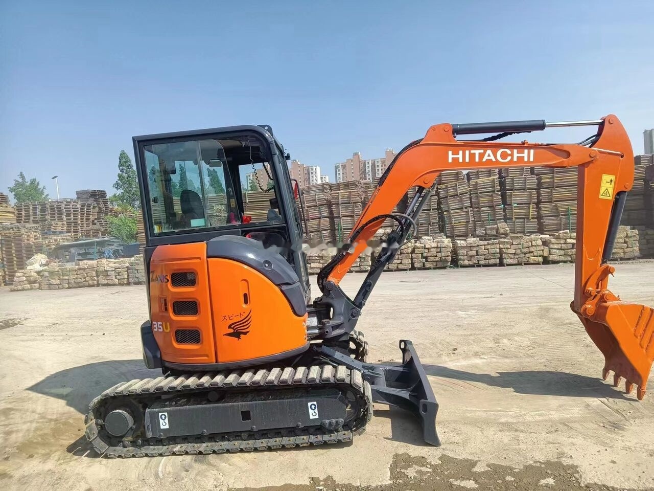 Hitachi ZX35-5A - Minikotró: 2 kép. Hitachi ZX35-5A - Minikotró: 2 kép.