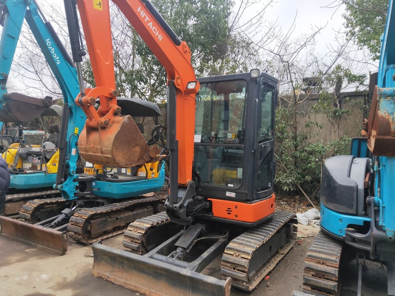 Hitachi ZX35 - Minikotró: 2 kép. Hitachi ZX35 - Minikotró: 2 kép.