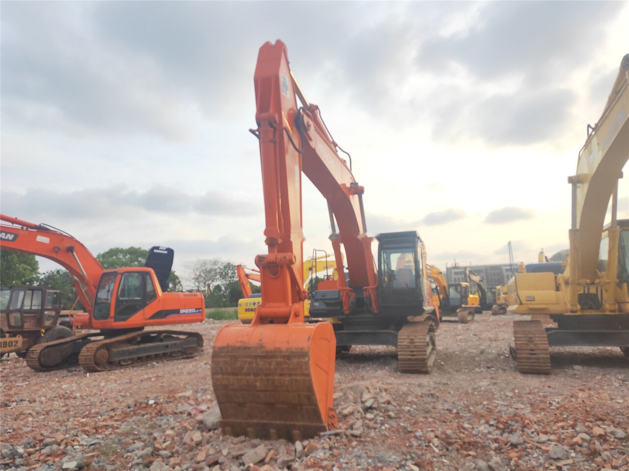Hitachi ZX350H-3G - Lánctalpas kotró: 5 kép. Hitachi ZX350H-3G - Lánctalpas kotró: 5 kép.