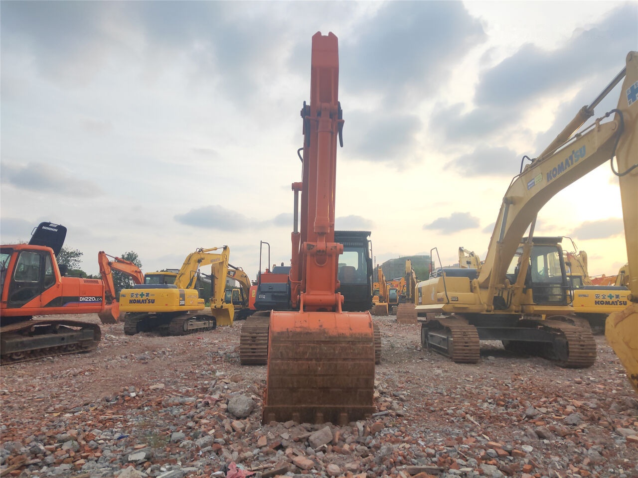 Lánctalpas kotró Hitachi ZX350H-3G: 7 kép.