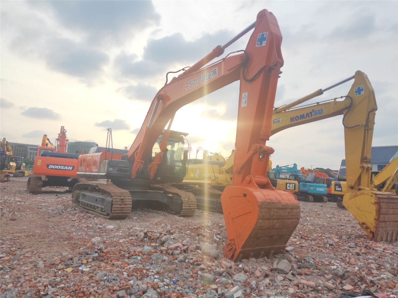 Hitachi ZX350H-3G - Lánctalpas kotró: 3 kép. Hitachi ZX350H-3G - Lánctalpas kotró: 3 kép.