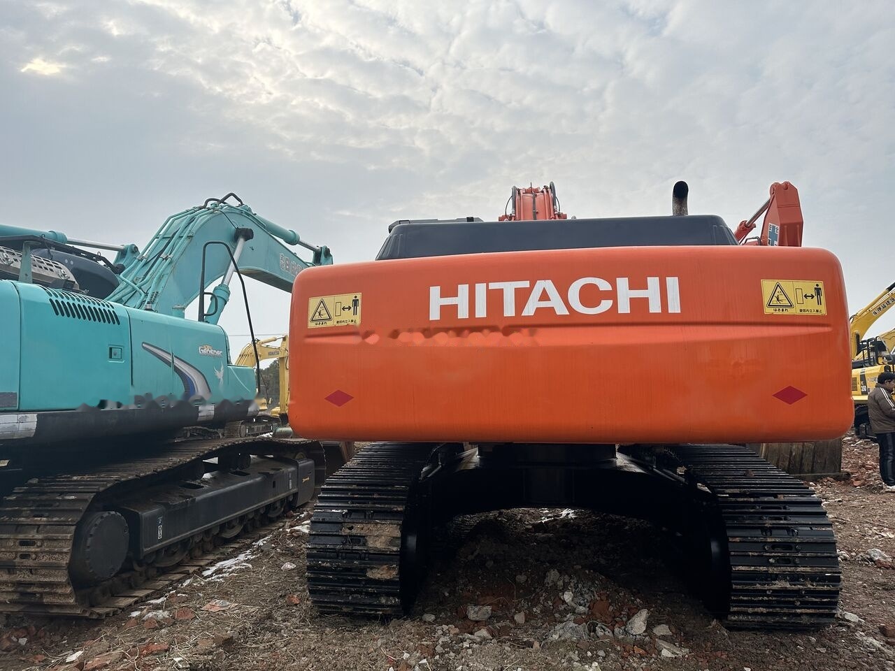 Hitachi ZX350HG - Lánctalpas kotró: 3 kép. Hitachi ZX350HG - Lánctalpas kotró: 3 kép.