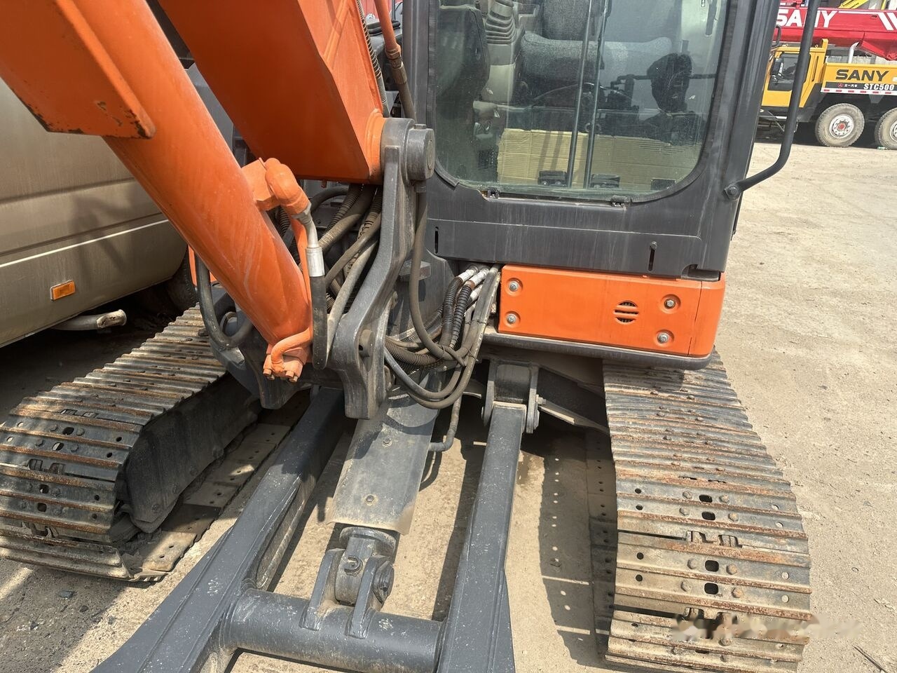 Hitachi ZX65 - Minikotró: 2 kép. Hitachi ZX65 - Minikotró: 2 kép.