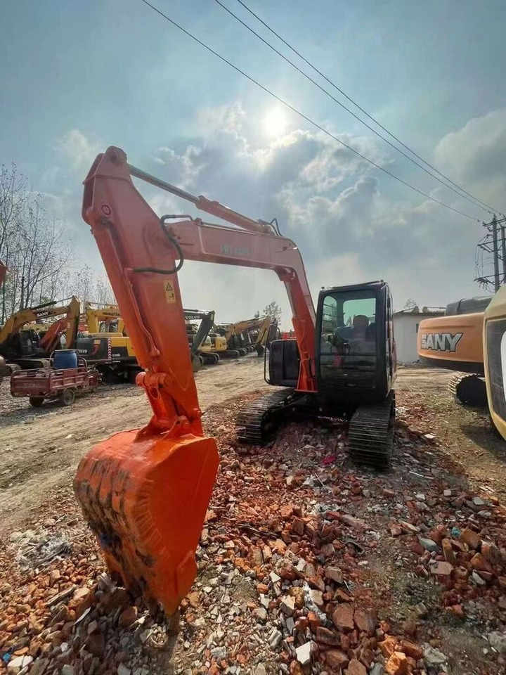 Hitachi ZX70 - Lánctalpas kotró: 4 kép. Hitachi ZX70 - Lánctalpas kotró: 4 kép.