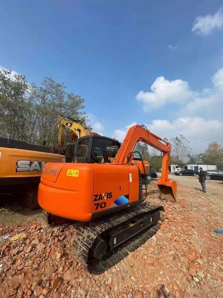 Hitachi ZX70 - Lánctalpas kotró: 5 kép. Hitachi ZX70 - Lánctalpas kotró: 5 kép.