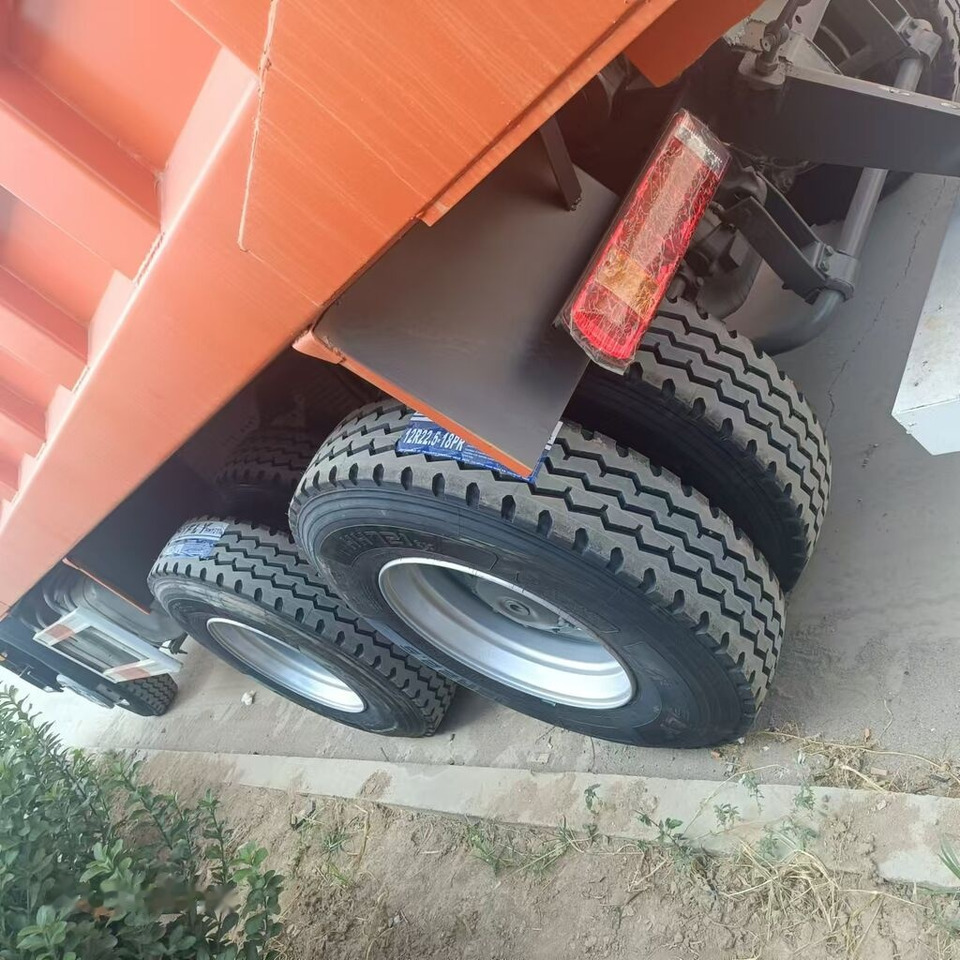 Howo 371 6*4 new tires - Billenőplatós teherautó: 4 kép. Howo 371 6*4 new tires - Billenőplatós teherautó: 4 kép.