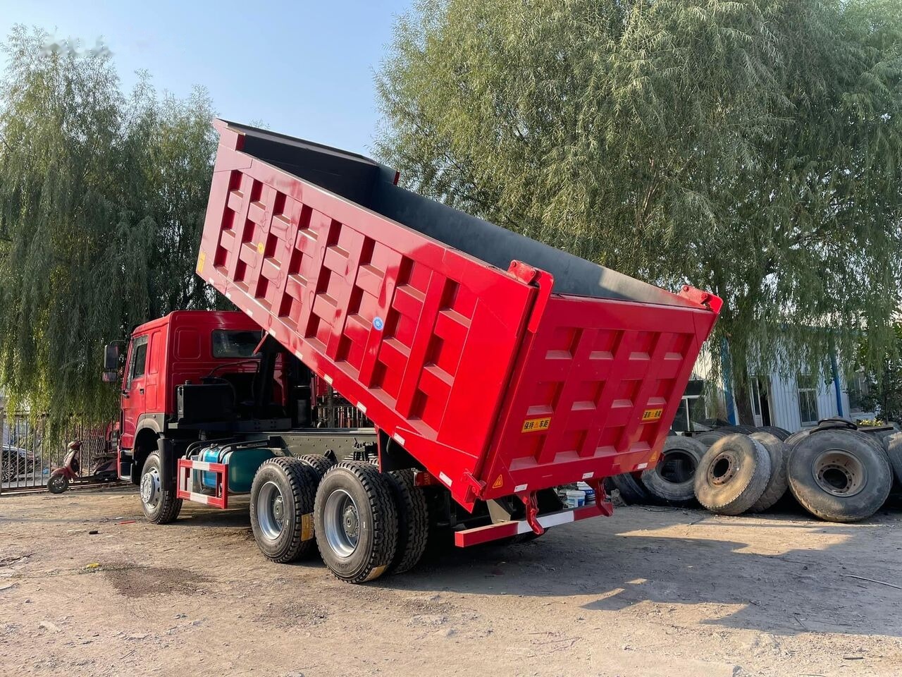 Howo 371 6X4 - Billenőplatós teherautó: 4 kép. Howo 371 6X4 - Billenőplatós teherautó: 4 kép.