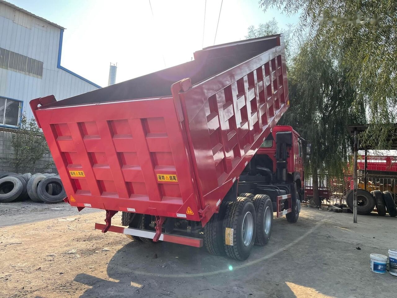 Billenőplatós teherautó Howo 371 6X4: 7 kép.