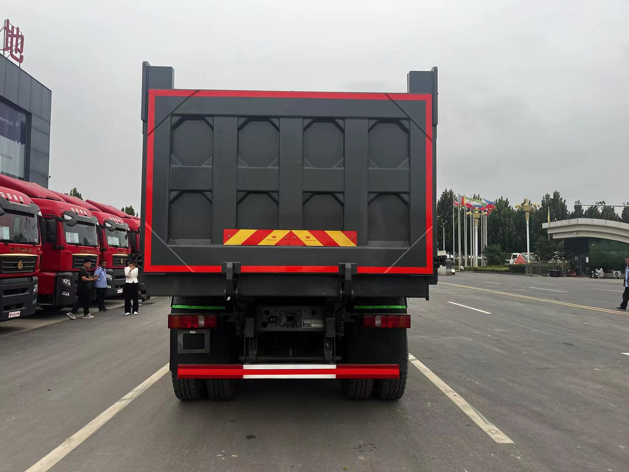 Howo G7W 6X4 Dump Truck - Billenőplatós teherautó: 5 kép. Howo G7W 6X4 Dump Truck - Billenőplatós teherautó: 5 kép.