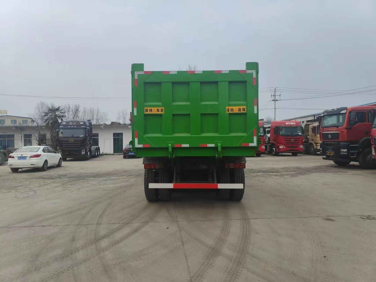 Howo G7W - Billenőplatós teherautó: 4 kép. Howo G7W - Billenőplatós teherautó: 4 kép.